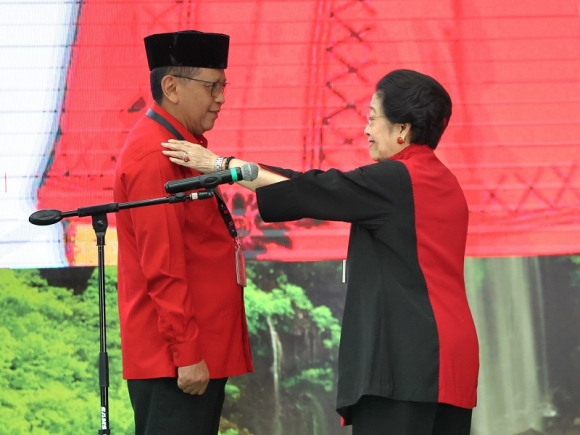 Megawati Lantik Kembali Hasto sebagai Sekjen PDI Perjuangan