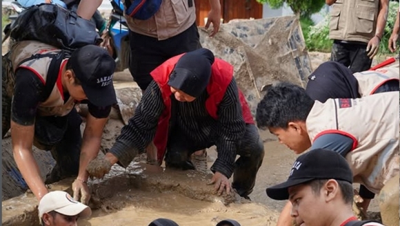 “Apa yang Masih Kurang?”: Di Tengah Hujan dan Lumpur, Risma Menjadi ‘Obat’ bagi Korban Banjir Sumbar