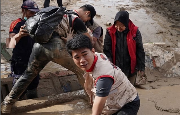 Ketika Lumpur Belum Kering: Risma Turun ke Selokan Bersama Warga Agam