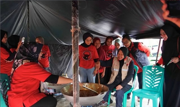 Dari Dapur Umum hingga Sungai yang Meluap: Risma Masak Rendang untuk Korban Bencana Agam