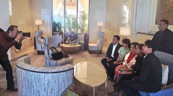 Saat Prananda Prabowo Jadi Juru Foto Megawati dengan Awak Wartawan di Abu Dhabi