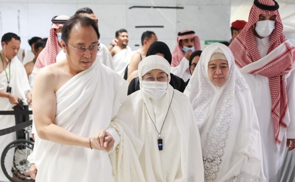 Tunaikan Umrah, Megawati Didampingi Prananda dan Puan Ambil Miqat Masjid Tan
