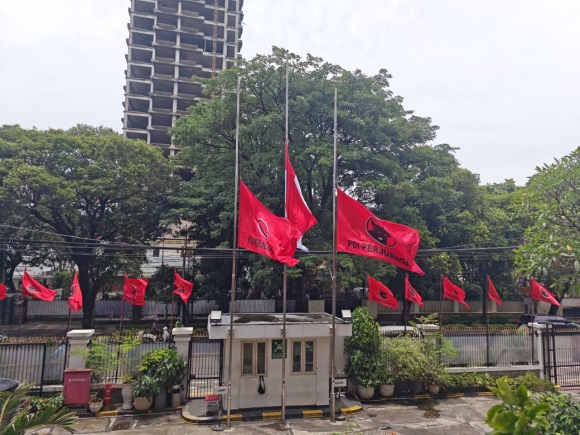 Berduka Try Sutrisno Wafat, PDI Perjuangan Kibarkan Bendera Setengah Tiang