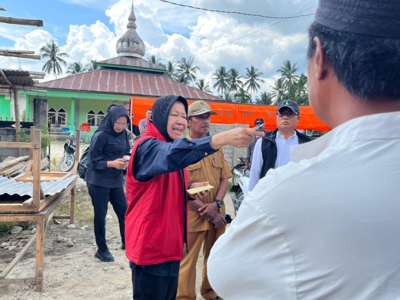 Kunjungi Lokasi Terdampak Gempa Sulteng, Risma Ajak Warga Tingkatkan Kewaspadaan dan Bangun Rumah Tahan Gempa