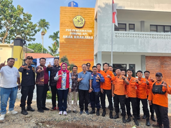 Winarti Tinjau Pos Pengamatan Gunung Anak Krakatau, Ajak Masyarakat Tingkatkan Kewaspadaan
