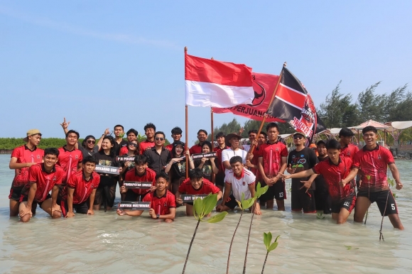 Sambut Soekarno Cup 2026, Skuad Banteng Jakarta FC Turun Ke Laut Tanam Mangrove di Pulau Harapan