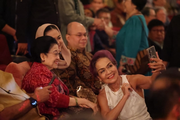 Megawati Hadiri Peluncuran Buku Autobiografi Erros Djarot, Didampingi Puti hingga Romy Soekarno