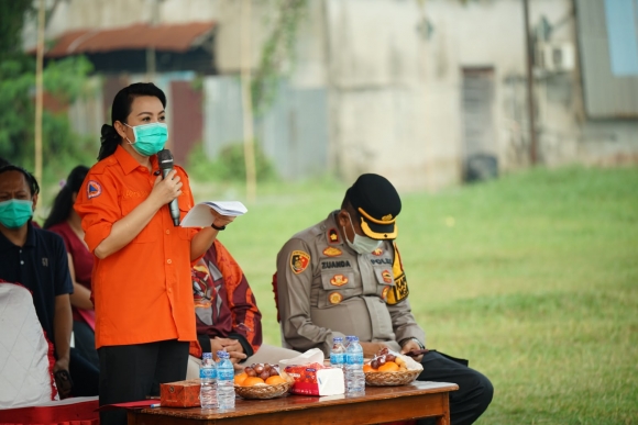 Apresiasi Pengorbanan Relawan Damkar, Bupati Karolin Tegaskan Larangan Bakar Lahan