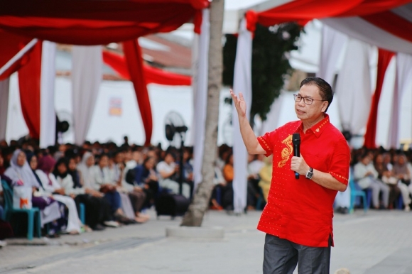 Haru Orang Tua Siswa Saat Anaknya Raih Beasiswa di Universitas ST Bhinneka
