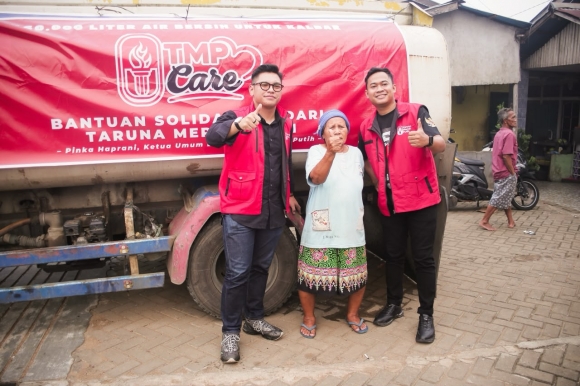 Respons Cepat Krisis Air Bersih di Kalbar, Taruna Merah Putih Salurkan 160.000 Liter Air untuk Warga