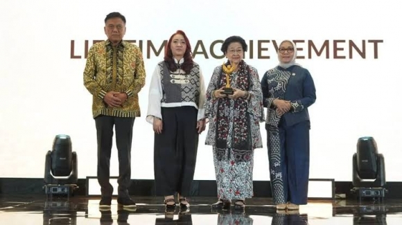 Raih Lifetime Achievement, Megawati Ajak Perempuan Berdaya Tak Hanya Jadi Sosialita