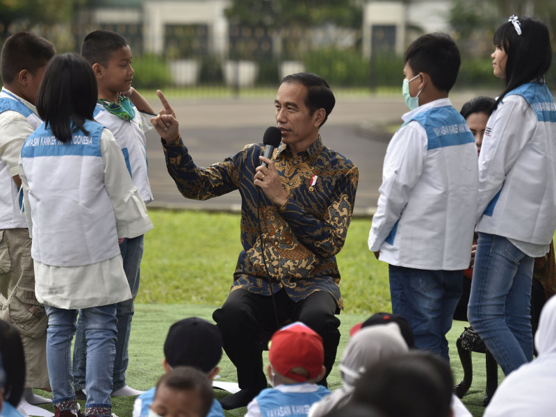 Jokowi Pertimbangkan Penurunan Bea Masuk Obat-Alat Kanker