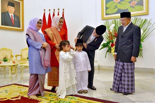 Kehangatan Jokowi yang Sempatkan Rapikan Peci Cucu JK