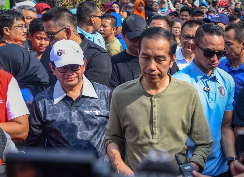 Blusukan ke Pasar Cihaurgeulis, Jokowi Bandingkan Harga