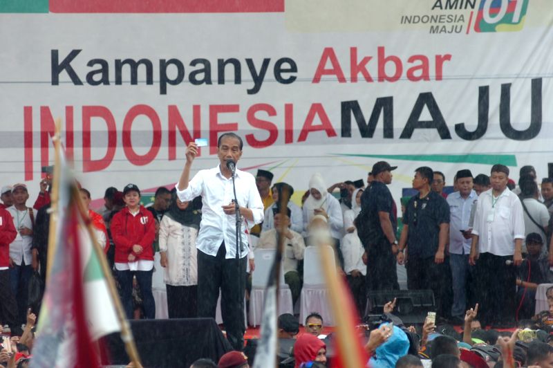 Jokowi Pamer Kartu Sakti di Tegal