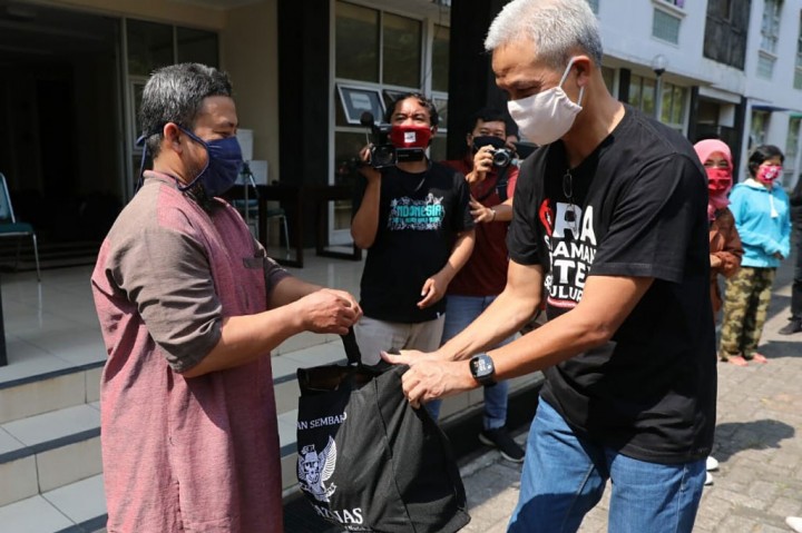 “May Day” Ganjar Bagikan Bantuan Sembako Ke Buruh