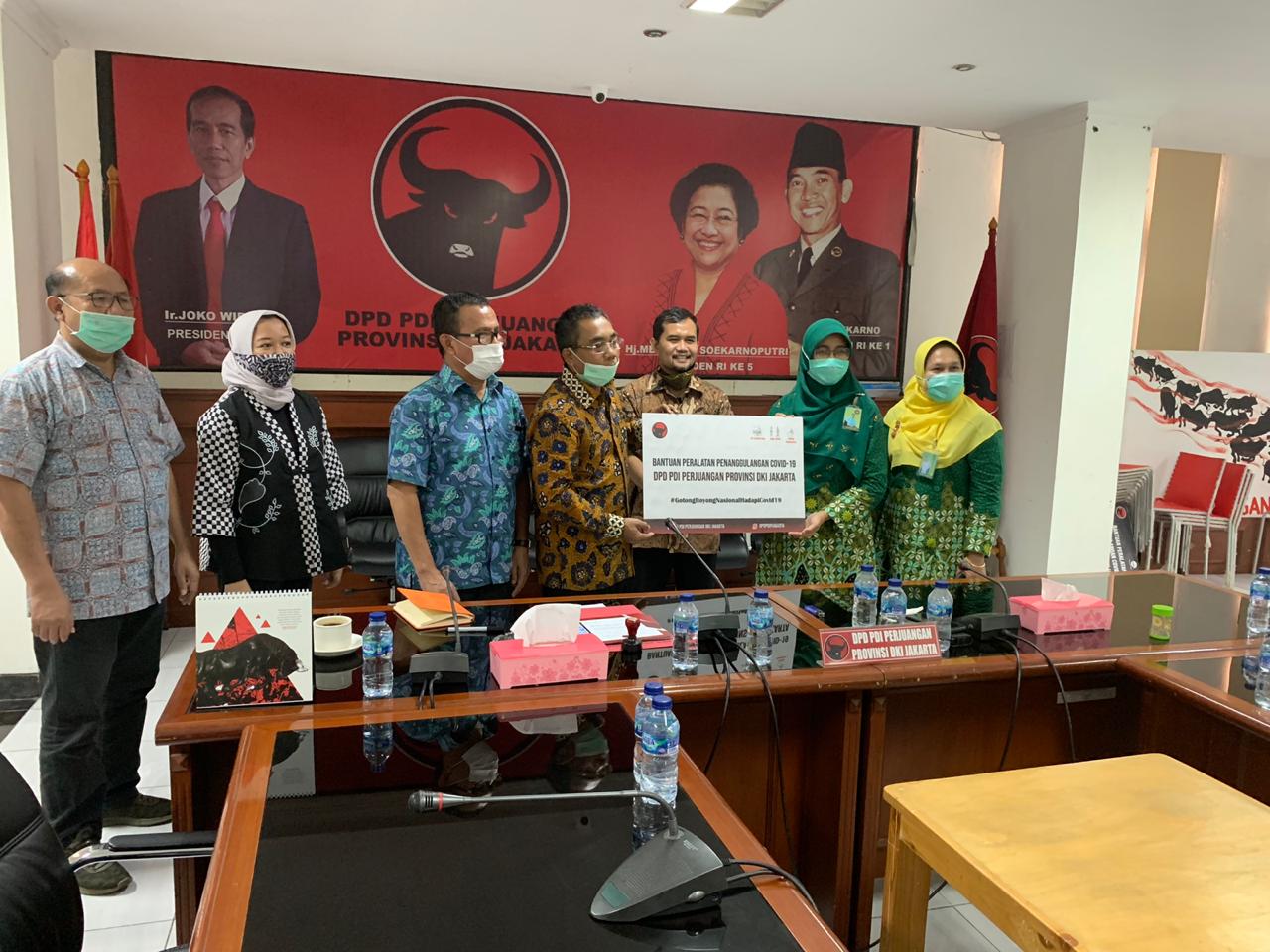 PDI Perjuangan DKI Jakarta Serahkan APD ke RS Islam 
