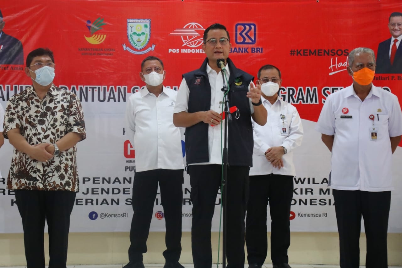 Kemensos Salurkan Paket Sembako ke Kabupaten Malang