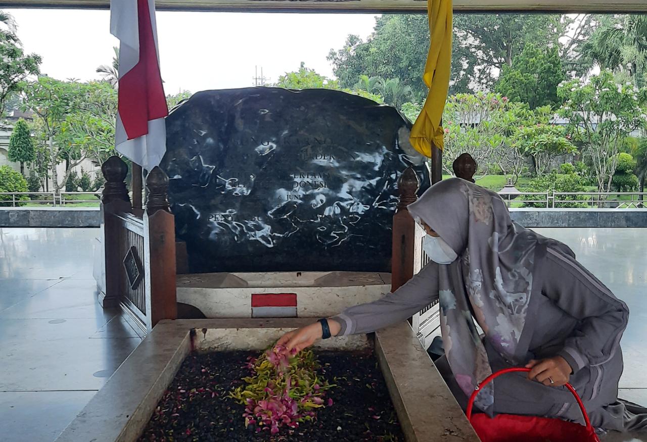 Menang Dalam Hitung Cepat, Ipuk Ziarah ke Makam Bung Karno