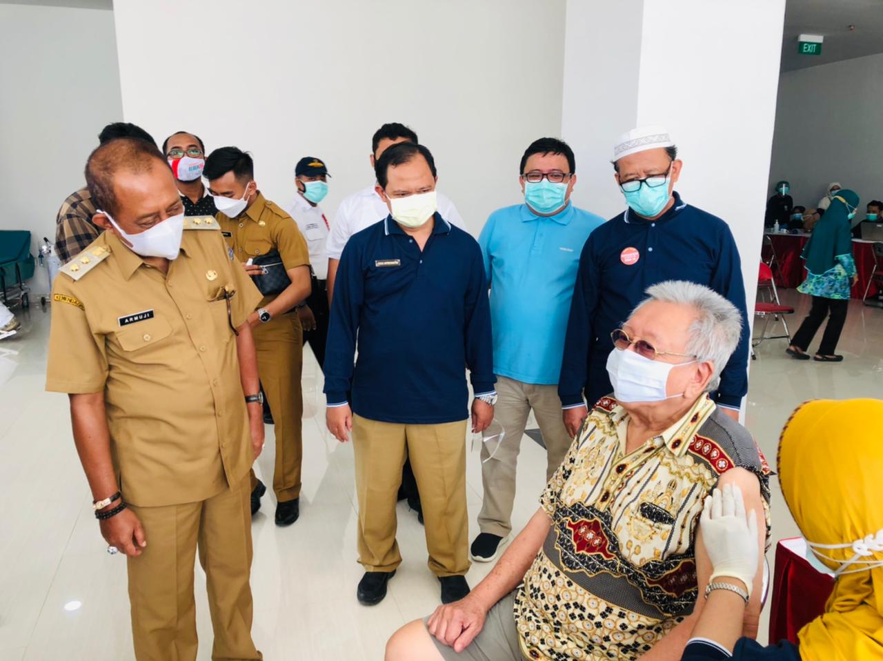 Armuji Suntik Motivasi Lansia Saat Jalani Vaksinasi