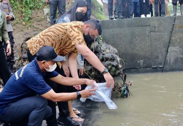 Pemkot Medan Tabur 4.000 Ekor Benih Ikan di Sungai Deli