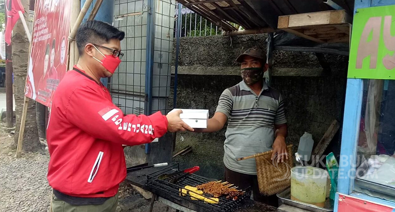 Banteng Kota Sukabumi Bagikan Nasi Kota ke Warga Yang Isoman