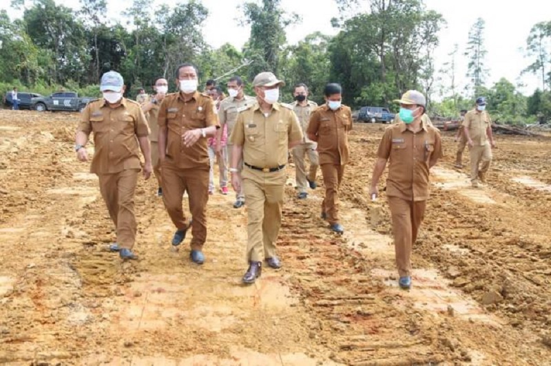 Bupati Nikson Cek Lahan Rencana Sport Center di Tarutung
