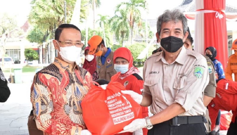 Bupati Majalengka Bagikan Sembako Pada Tenaga Harian