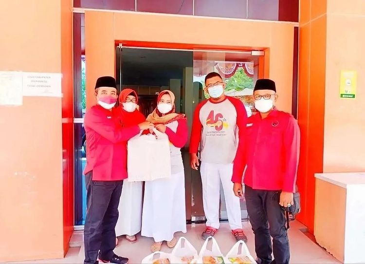 Banteng Indramayu Salurkan Nasi Kotak ke 8 Rumah Sakit
