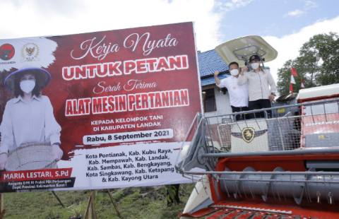 Maria Lestari Serahkan 164 Alsintan di Kabupaten Landak