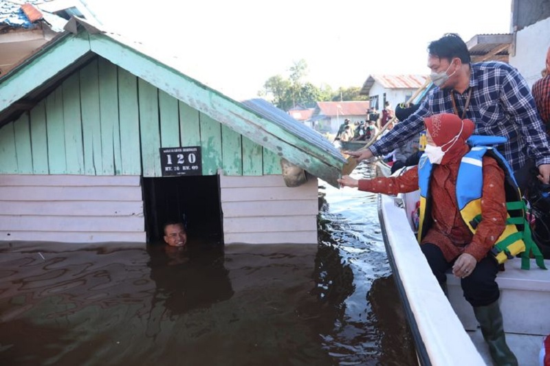 Risma Berperahu Susuri Sungai Kapuas Bantu Korban Banjir