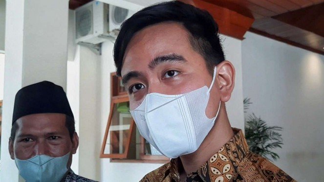 Gibran Terus Gencarkan Vaksinasi Dari Rumah ke Rumah