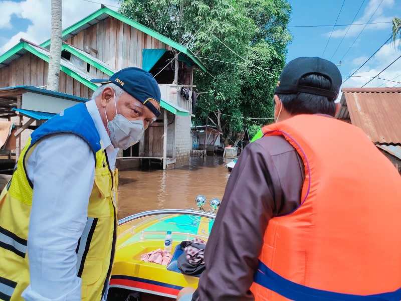 Menteri Basuki Susuri Kapuas Pakai Speedboat & Beri Bantuan