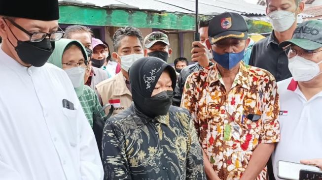 Risma Kunjungi 2 Bersaudara Penderita Mikrosefalus di Jember