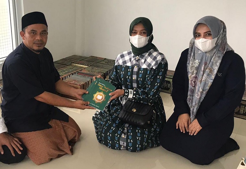 Banteng Aceh Serahkan Kitab dan Buku ke Dayah Daruzzahidin