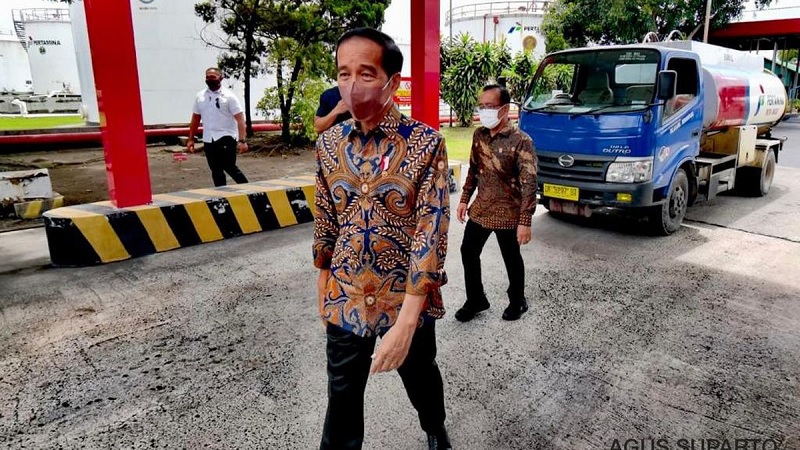 Jokowi Mendadak Tinjau Ketersediaan Stok BBM di Sanggaran