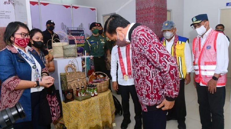 Saat Lasarus Bujuk Jokowi Beli Jaket Tenun Ikat Dayak