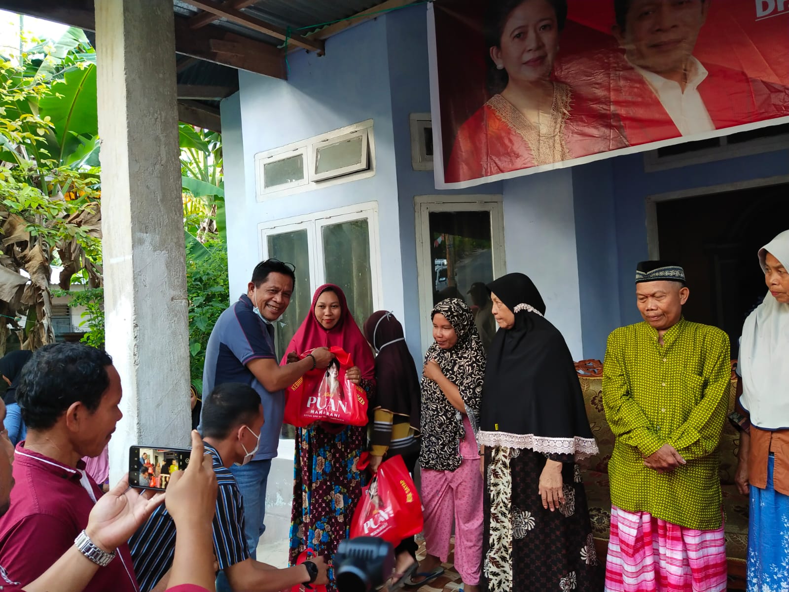 Hugua Bagikan Bantuan Dari Puan Maharani di Wakatobi