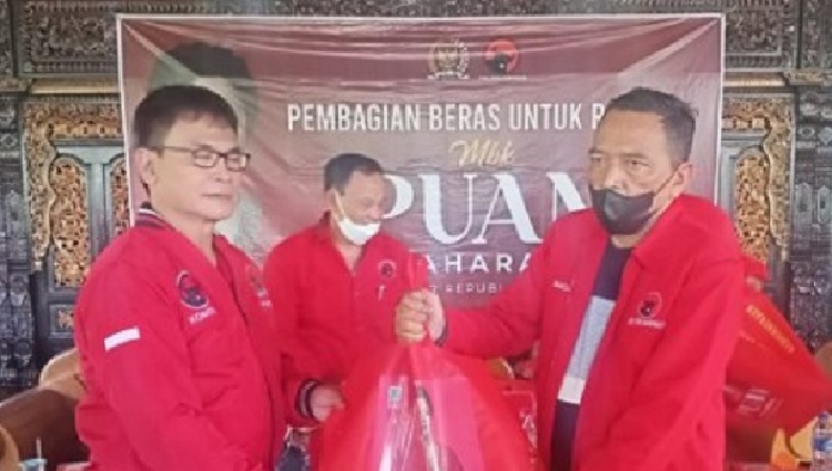 Johan Budi Salurkan Bantuan Puan Untuk Kader Banteng Ngawi