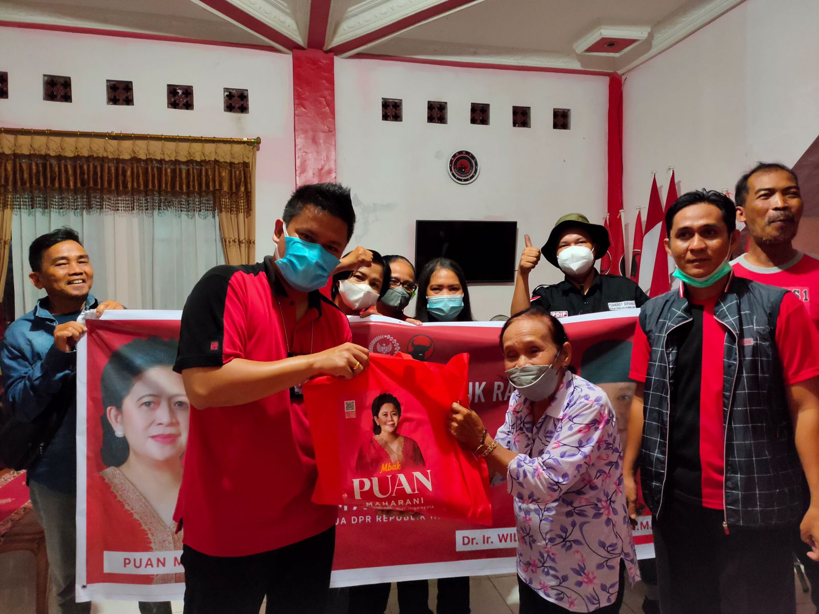 Wily Bagikan 2.000 Kantong Beras di Kalimantan Tengah