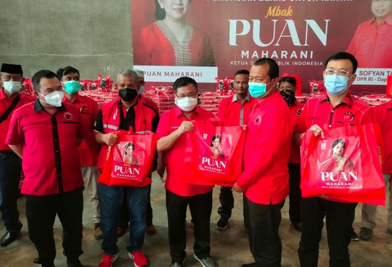 Puan Bagikan 8.000 Paket Beras di Medan dan Deliserdang