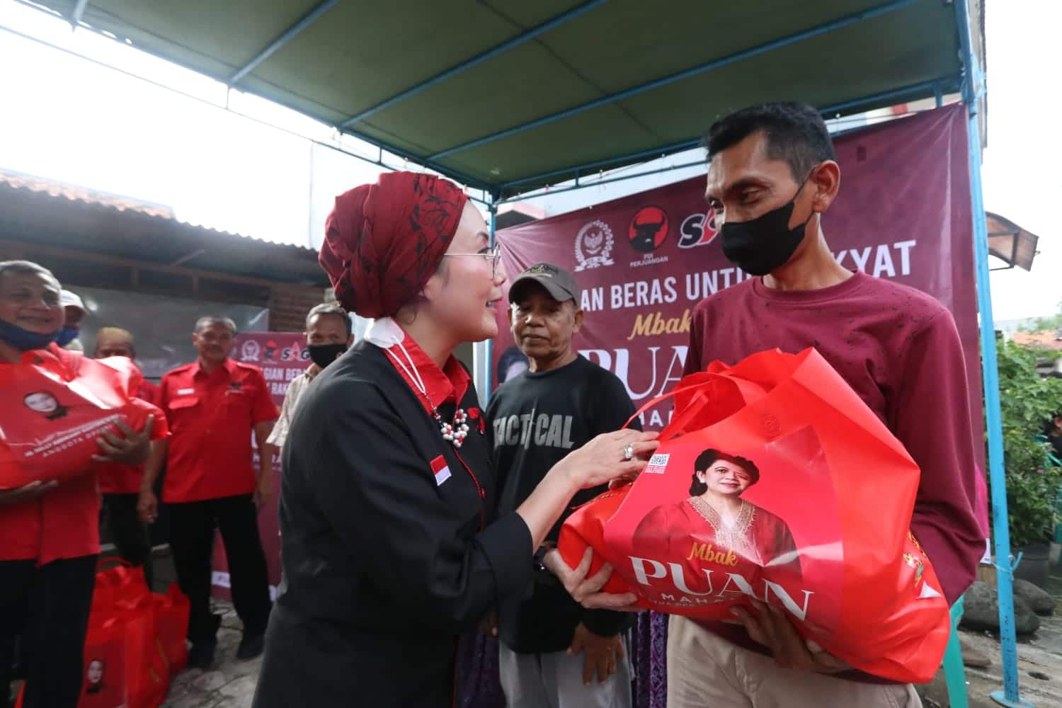 Puan Salurkan Bantuan Paket Beras di Cirebon dan Indramayu