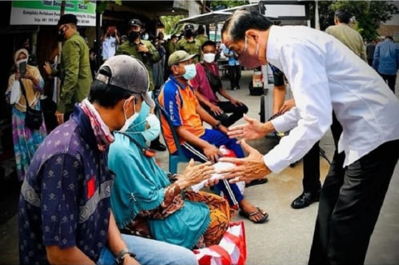 Jokowi Berikan Bantuan Tunai ke PKL & Warung di Gemolong