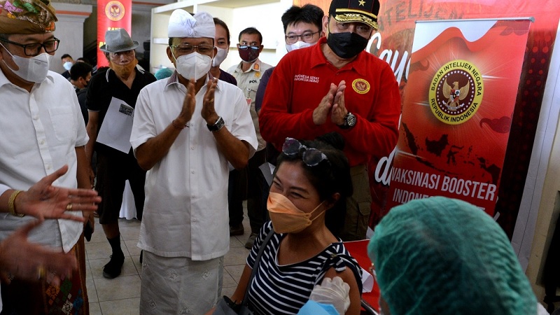 Koster Pantau Vaksinasi Booster Pertama di Wantilan DPRD 