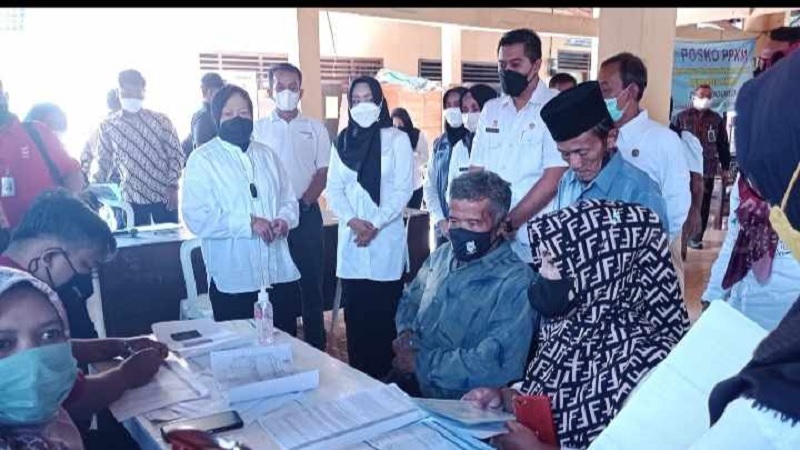 Mensos Risma Cek Penyaluran BNPT Sembako di Mojokerto