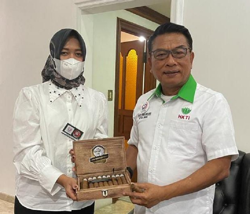 PDI Perjuangan Aceh Promosikan Cerutu Gayo ke Moeldoko