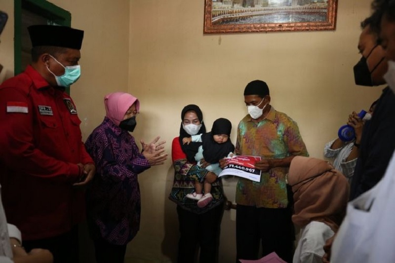Risma Serahkan Sumbangan Donatur ke Pasien Kronis di Lampung
