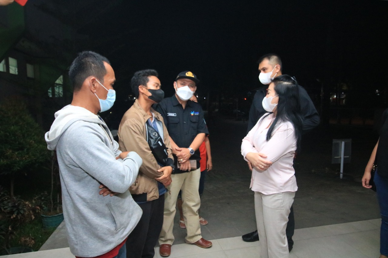 Penganiaayan Sebangki, Karolin Besuk Korban di RSUD Sudarso