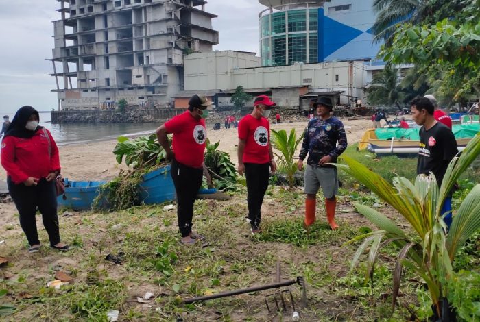 BMI Balikpapan Bersihkan Pantai Wisma Segara-Bagi Sembako