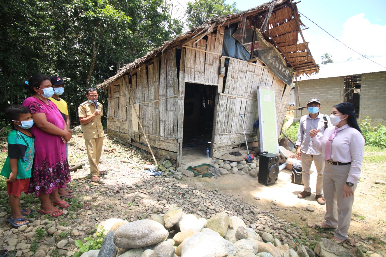 Karolin Beri Bantuan Rumah Swadaya dari Tunjangan Bupati